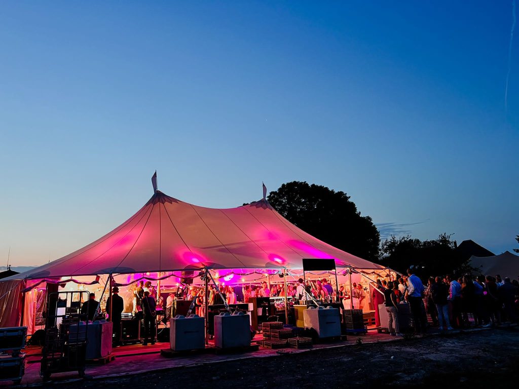 Uniek verjaardagsfeest in eigen perenboomgaard. Tent in landelijke omgeving.