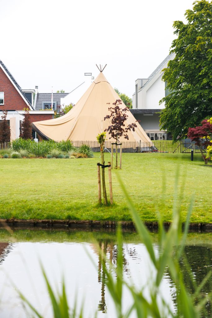Een tipi in eigen tuin